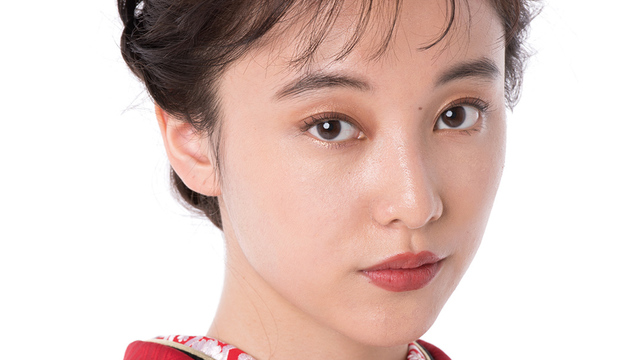 茶髪 明るめの髪色さん ピンクの振袖なら低めヘアアレンジが似合う 成人式19 髪型 メイク Antenna アンテナ