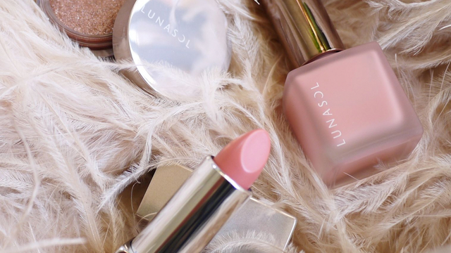 指先に春を呼び込む ルナソル大人のピンクベージュネイル Antenna アンテナ