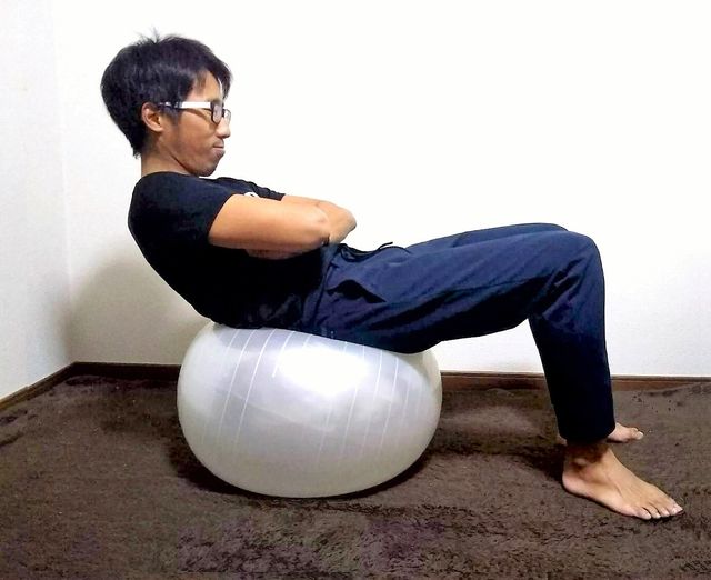バランスボールの効果的な使い方とトレーニングメニュー3選 体幹強化 筋トレにおすすめ Antenna アンテナ
