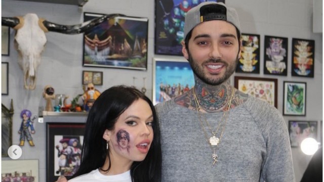 衝撃 ハリー スタイルズの巨大タトゥーを顔面に入れた女性歌手 Antenna アンテナ