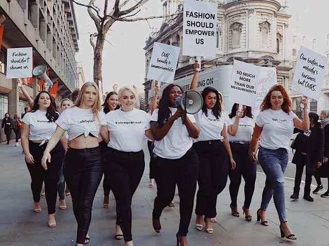プラスサイズモデル ロンドンファッションウィーク中に多様性を求めデモ行進 Antenna アンテナ