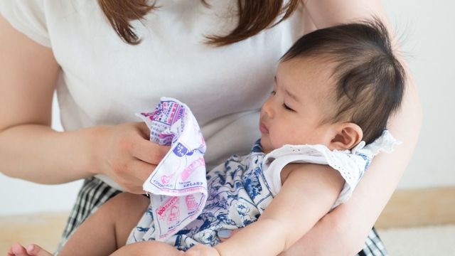 体験談あり 赤ちゃんの微熱って何度 続くときや発疹などの症状があるときの対処は 小児科医監修 Antenna アンテナ