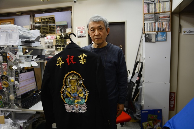 変形学ランに刺繍を ヤンキーの 卒ラン 文化はなくならない 厚木の老舗に聞く Antenna アンテナ