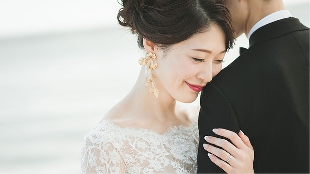 ボーホーウェディングにぴったり クラウン を使った結婚式ヘアスタイル Antenna アンテナ
