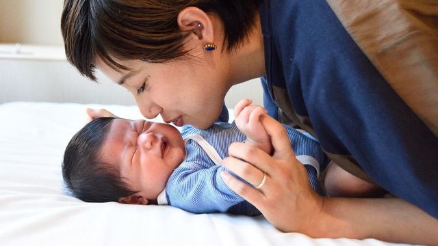 赤ちゃんが寝返りで起きて泣いてしまう 安全 快適にぐっすり寝られるよう注意したいこと Antenna アンテナ