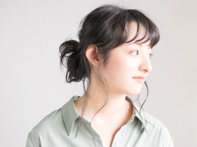 黒髪のお団子ヘアアレンジ 重たく見せないおしゃれな髪型 Antenna アンテナ