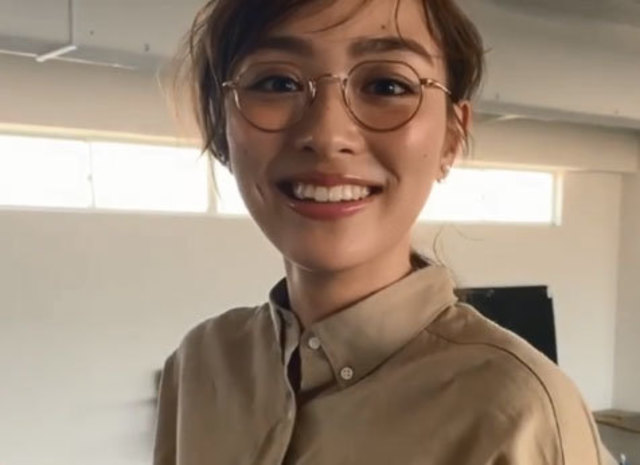 向かいのバズる家族 主演のだーりお 笑顔とピカピカの肌がかわいくて 内田理央の撮影オフショット Antenna アンテナ