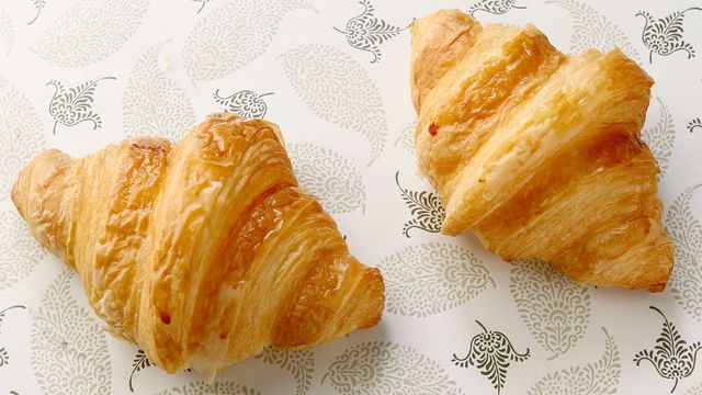 層に沿って千切って食べる が鉄則だった クロワッサンの食べ方のマナーとは Antenna アンテナ
