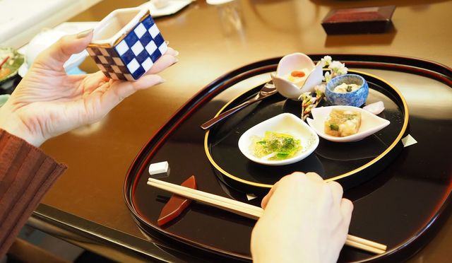 手で食べ物を受けるようにして食べる 手皿 はマナー違反 令和元年 日本人なら覚えておきたい会席マナー４ Antenna アンテナ