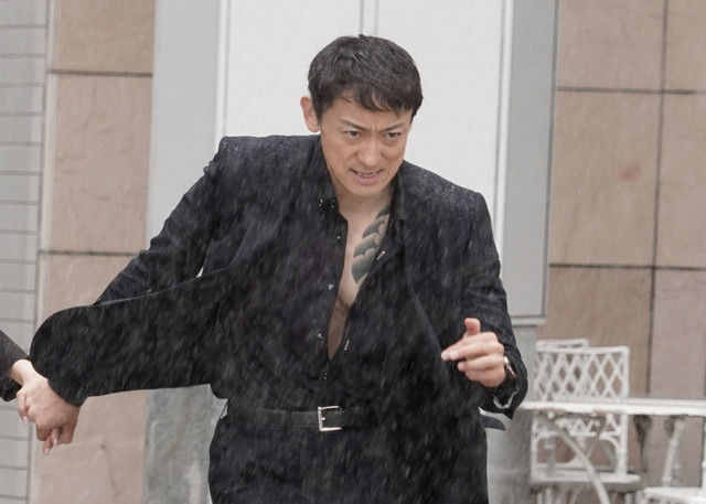 独占画像あり 鍛えた胸筋にタトゥー 山本耕史が暴力団会長役であの人と 禁断愛 Antenna アンテナ
