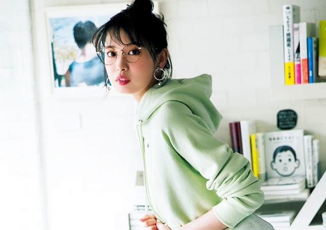 ミントグリーンのパーカは好感度抜群 スニーカーと作る大人の洗練カジュアルコーデ Antenna アンテナ