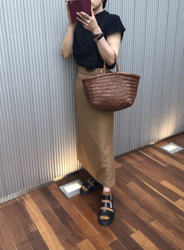 タイトスカートにdr Martensの定番レザーサンダルを靴下合わせ Antenna アンテナ