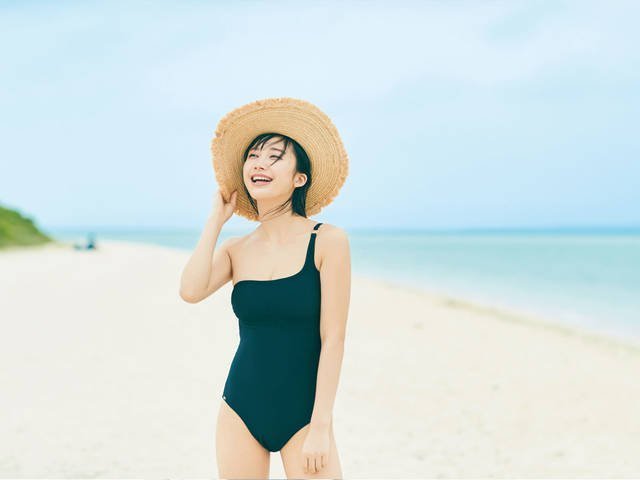 小倉優香が着る 指名買いトレンド水着 今季は品があるのにセクシーなワンピースタイプが主流 Antenna アンテナ