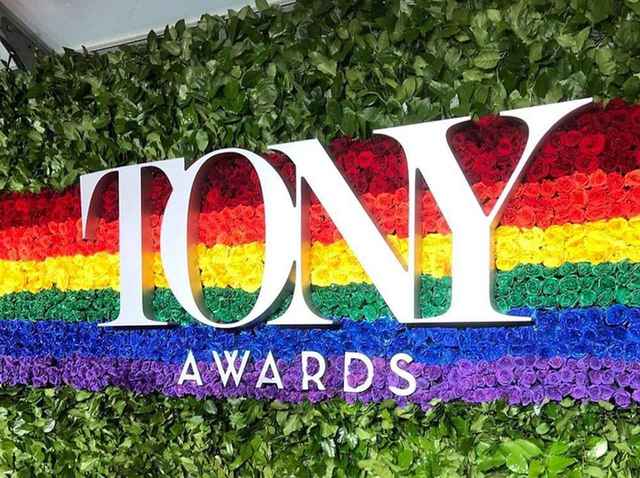 トニー賞、レッドカーペットの背景をレインボーにしてプライド月間を