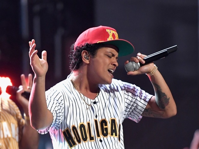 ブルーノ マーズ 彼女 画像