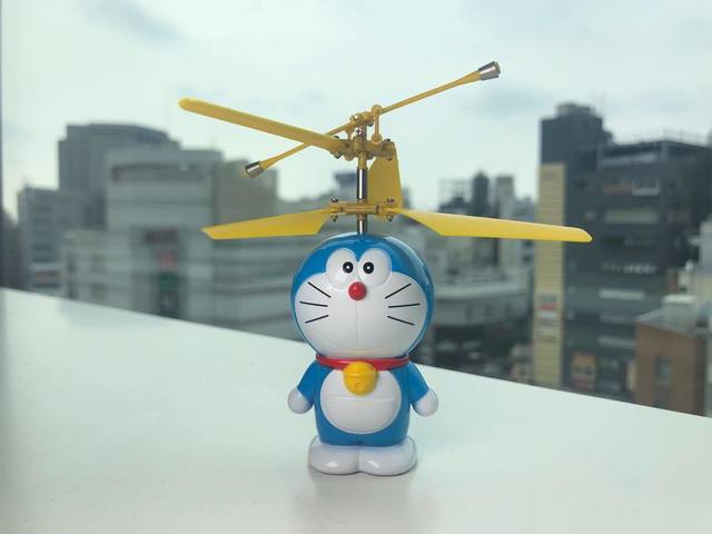 タケコプター を装着したドラえもんが部屋の中を自由に飛び回る Antenna アンテナ