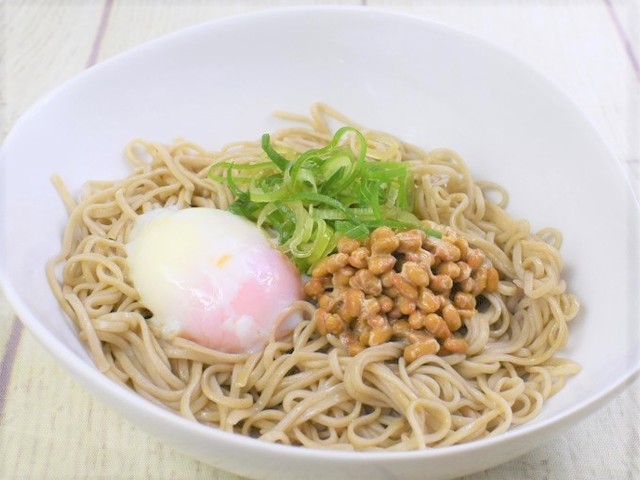 サラサラになった納豆をツルッと味わう かつおぶしが香るセブンの 納豆と半熟たまごの冷たいねばねばそば Antenna アンテナ