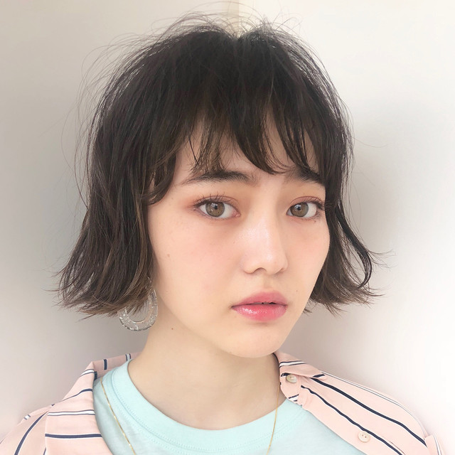 ほっそり首筋で美人見えする 外ハネ仕上げのリップラインボブ Antenna アンテナ