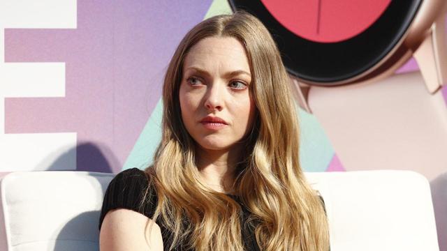 アマンダ サイフリッドの私服から学ぶ 媚びない小悪魔ファッションテク Antenna アンテナ