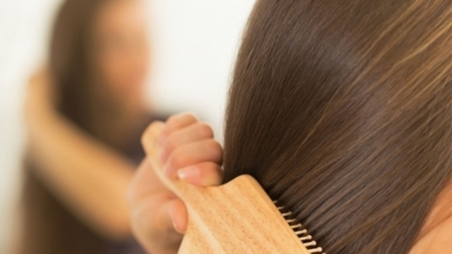 顔のたるみ に効く 最新ヘアブラシを使った頭皮マッサージ簡単５ステップ Antenna アンテナ