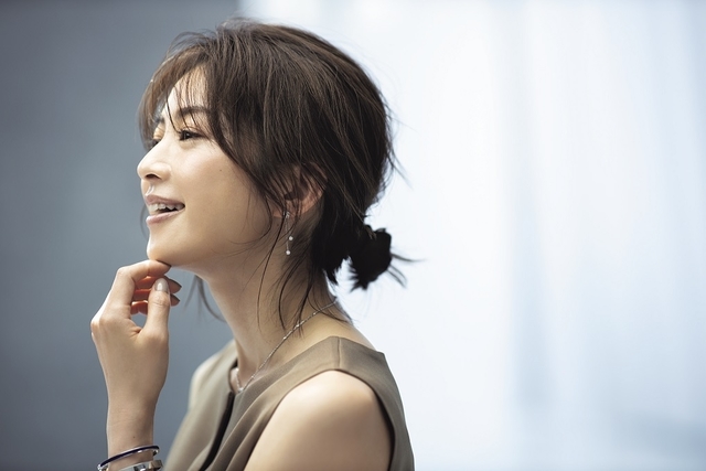 ウエットな後れ毛を活かしたモードまとめ髪 大人の簡単ヘアアレンジ Antenna アンテナ