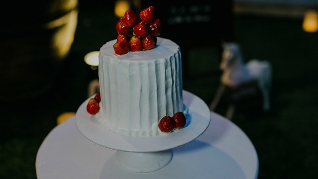 おしゃれな結婚式でよく見る １段ウェディングケーキ が可愛い Antenna アンテナ