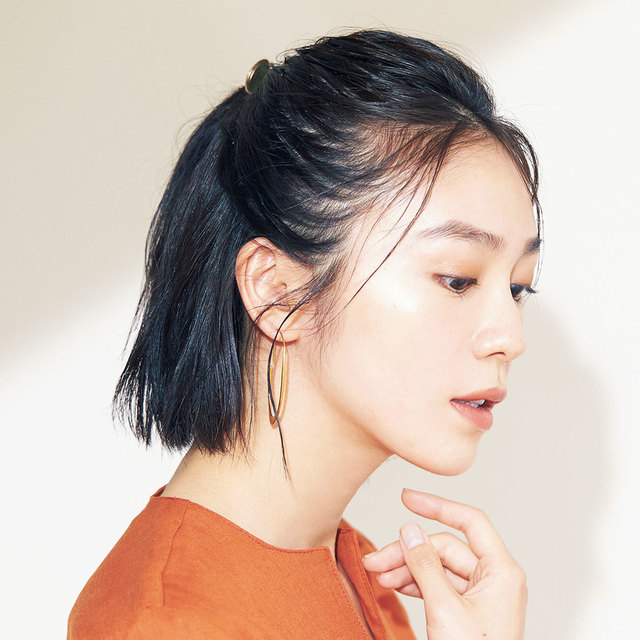 高めのハーフアップで知的かつシャープなフォルムが洗練されたスタイル 40代のヘアアレンジ Antenna アンテナ