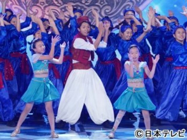 24時間テレビ42 大野智がダンス大好きな義足の少女の夢を応援 100人で見事な アラジンダンス を披露 Antenna アンテナ