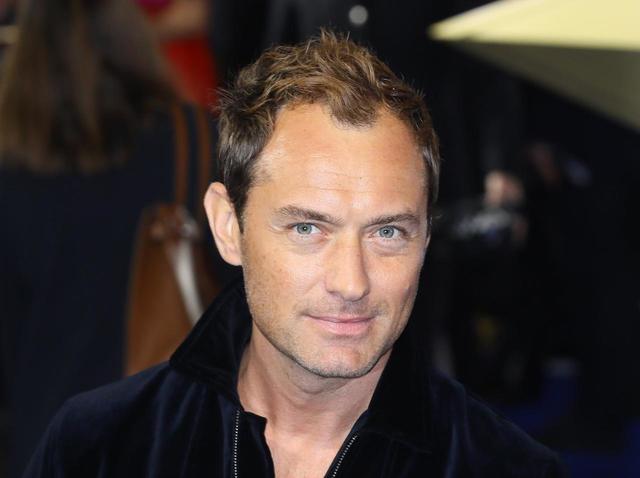 ジュード ロウ 光輝く白ブリーフ 1枚姿で肉体美を披露 Antenna アンテナ