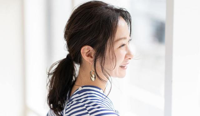オバ見え引っ詰め髪から脱却 後れ毛プラスの大人ポニーテールの作り方 Antenna アンテナ