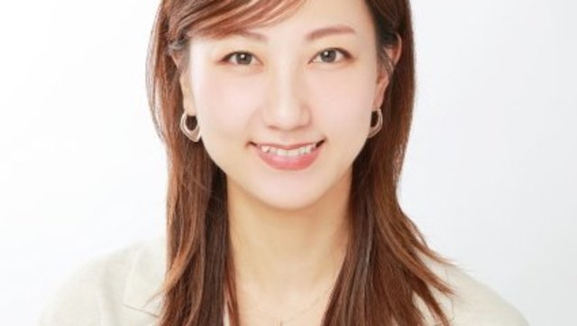 伸ばしかけの前髪をねじって止めるだけ アクティブに動けるのに大人っぽいツイストアレンジ 美容賢者の髪コンプレックス解消vol 127 Antenna アンテナ