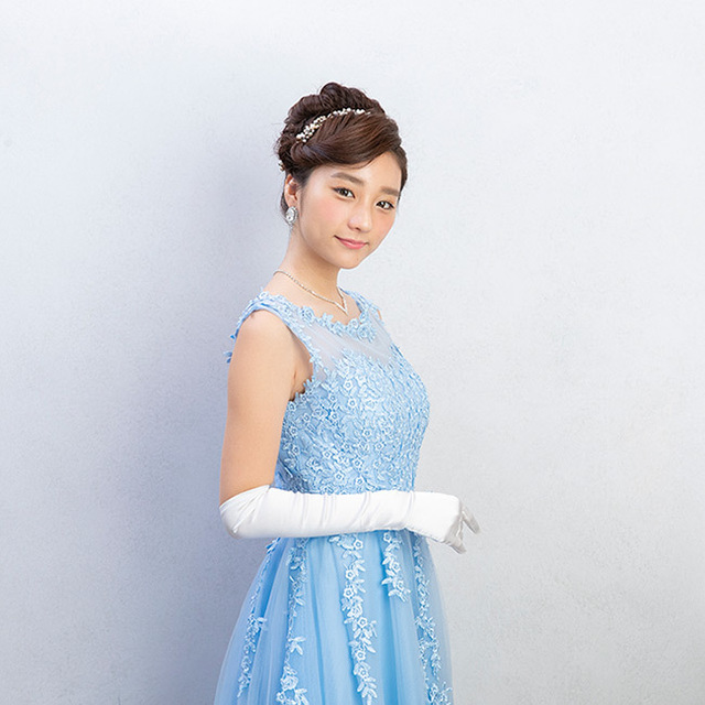 プロ直伝 シンデレラ風ヘアアレンジ 柔らかくまとめる くずし夜会巻き でイマドキのプリンセスに Antenna アンテナ