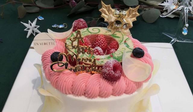 三越と伊勢丹の 19年のクリスマスケーキ 15選 口の中でとろけるショートケーキから華やかなピンクのケーキ 便利な冷凍ケーキまで Antenna アンテナ