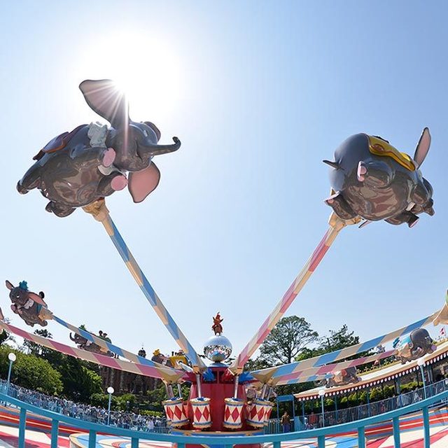 ディズニー 愛らしいダンボに乗って ふんわり空中散歩を楽しもう 東京ディズニーランドの 空飛ぶダンボ Antenna アンテナ