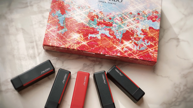 Shiseido クリスマスコフレ 狙い目は 特別デザインの名品美容液やリップ Antenna アンテナ