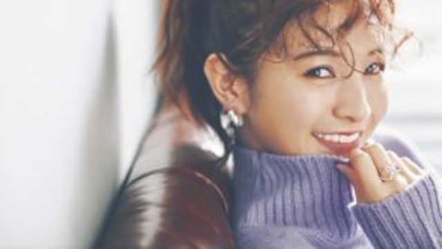 ストレートの毛束がおでこにチラリ 菜波の 下ろす 前髪アレンジ Antenna アンテナ