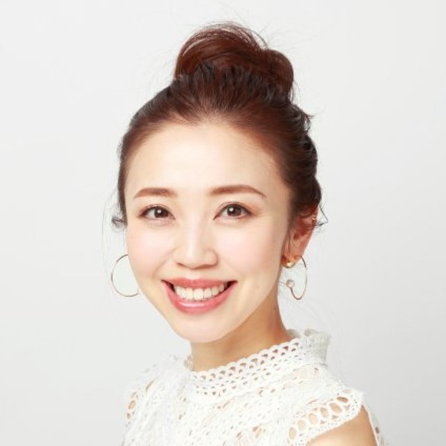 高めの位置でまとめた おだんご で絶壁をカバーしつつ脱バレリーナ 大人かわいいおだんごヘアアレンジ 美容賢者の髪コンプレックス解消vol 87 Antenna アンテナ