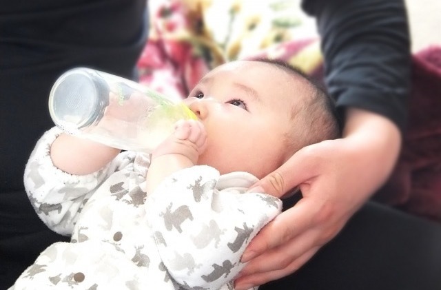 赤ちゃんにミルクはいつまであげてもいい 断乳するときのポイント Antenna アンテナ