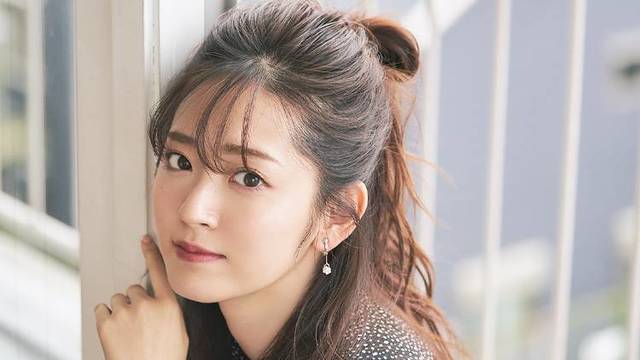 鈴木愛理 デコ出しが可愛すぎ 前髪あげ ベレー帽 ヘアアレンジ Antenna アンテナ