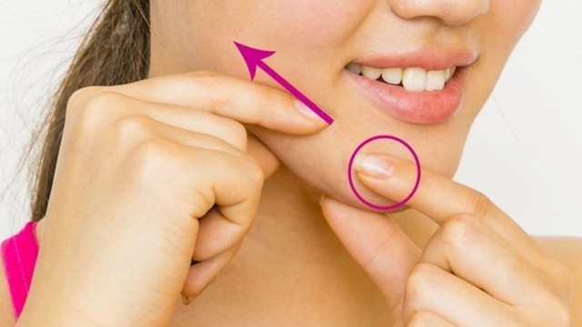 小鼻のくぼみを押してシワの線を消す 団子鼻解消簡単マッサージ Antenna アンテナ