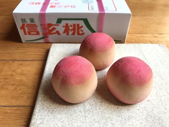 山梨県 レトロな出荷箱パッケージが可愛い 銘菓信玄桃 旅するデザイナー がおすすめする旅先でのお土産たち Antenna アンテナ