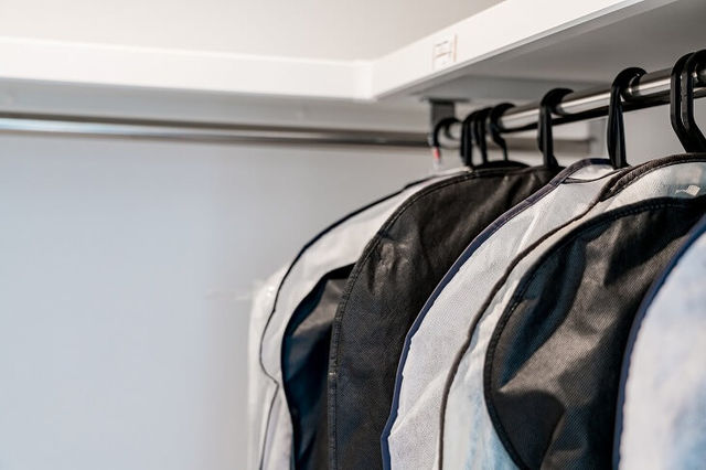 コートの収納アイデア クローゼット 玄関に100均アイテムで美しく収納する方法 Antenna アンテナ