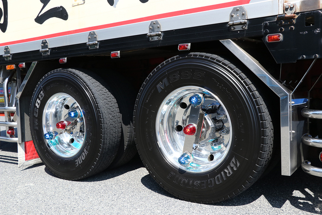 回転するホイールにどうやって配線する!? デコトラ乗りが大好きな