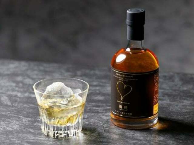 モホドリ蒸溜研究所より、青森のりんごで熟成を重ねたアップル