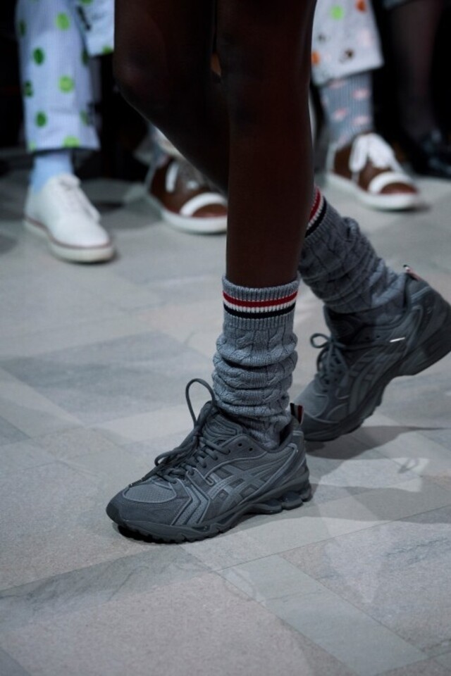 トム ブラウンがアシックスとの初コラボスニーカーを発表。GEL-KAYANO