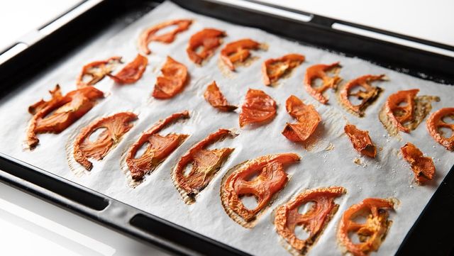 ドライトマトの作り方 オーブンやレンジで 簡単 旨味が凝縮 Antenna アンテナ