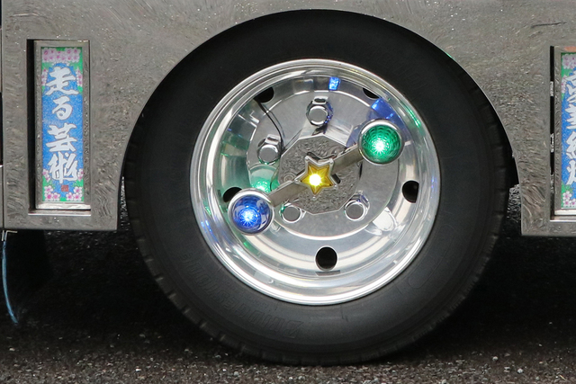 回転するホイールにどうやって配線する!? デコトラ乗りが大好きな