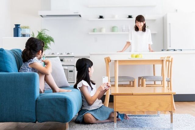 縦長リビングレイアウト特集 ソファやテレビ台の配置で部屋を広く見せるコツと実例 Antenna アンテナ