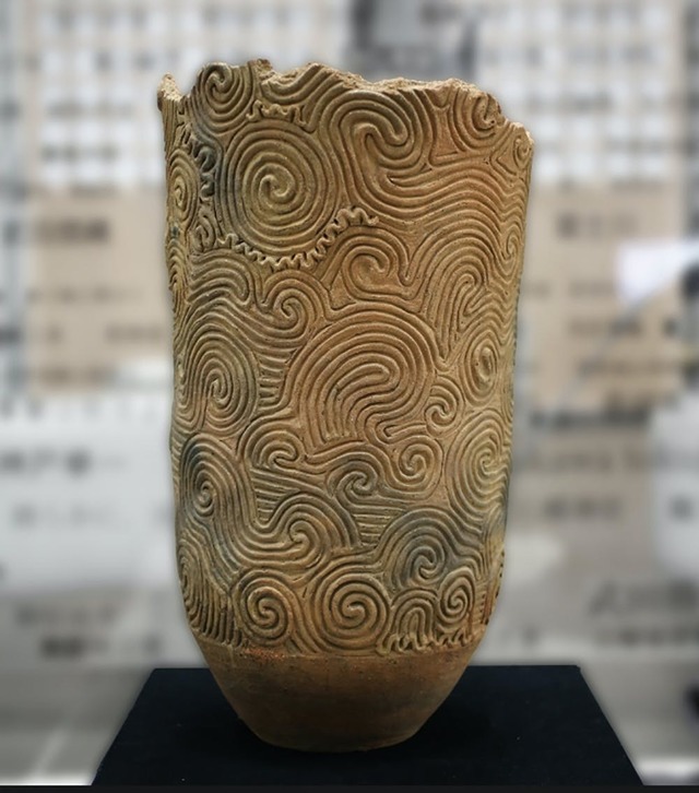 1万年前の神秘の美しさ】縄文土器の文様を彫刻した水晶をネックレス 