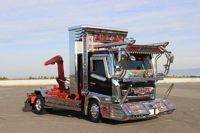 知られざる豪華絢爛な「デコトラ」の経済事情！ 名車「光豪徹丸」の